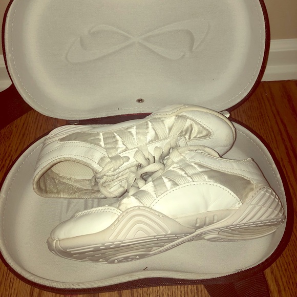 cheer shoes size 4